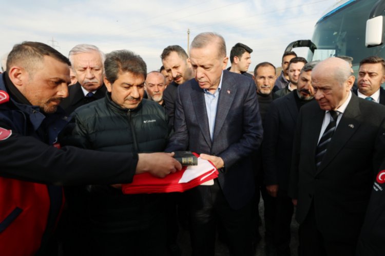 Cumhurbaşkanı Erdoğan’a Adıyaman’da Türk Bayrağı ve Kur’an-ı Kerim