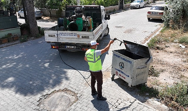 Burhaniye Belediyesi Sağlık İşleri Müdürlüğü ekipleri 12 Kişi ve 5 araç ile yılın 12 ayı yaptığı ilaçlama çalışmalarına yaz sezonunda hız kazandırdı.