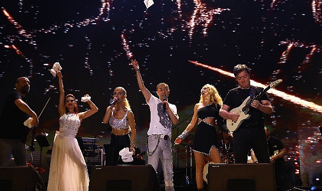 İstanbul Festivali'nde Hande Yener ve Serdar Ortaç Rüzgarı Esti