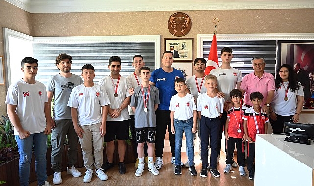 Kemer Belediyesi Kick Boks takımından Başkan Topaloğlu'na ziyaret